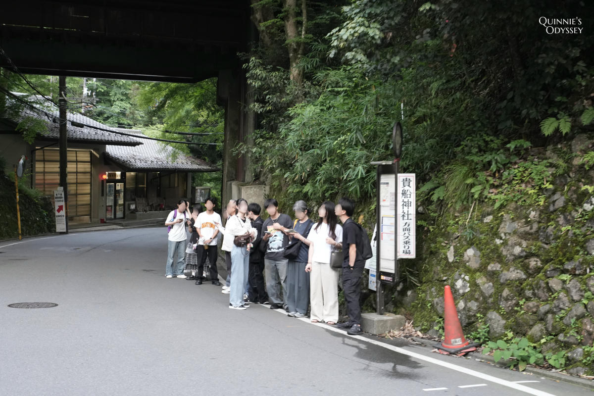 貴船神社攻略|燈籠階梯、水占卜、三社交通與神秘的丑時參拜傳說 - 第4張圖 貴船口搭公車