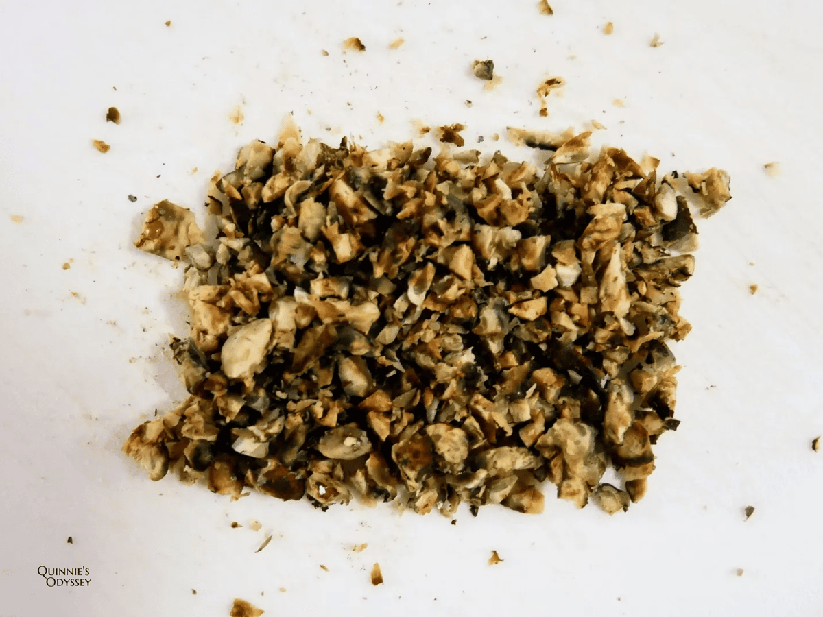 荷蘭迷幻蘑菇體驗心得:讓人想像力爆棚的初體驗 - 第4張圖 迷幻蘑菇切碎