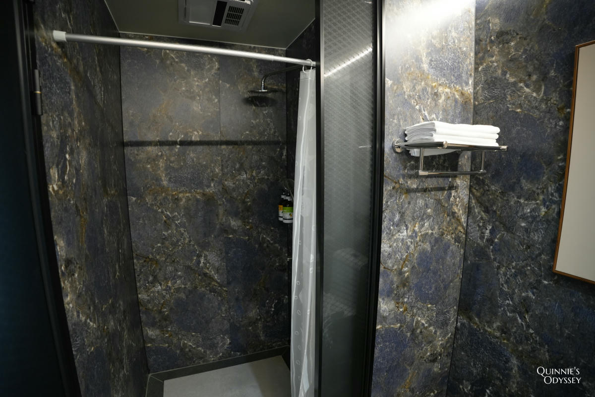 數碼天空太空艙住宿開箱:一泊二食,新竹尖石被群山包圍的秘境 - 第17張圖 數碼天空 太空艙 衛浴