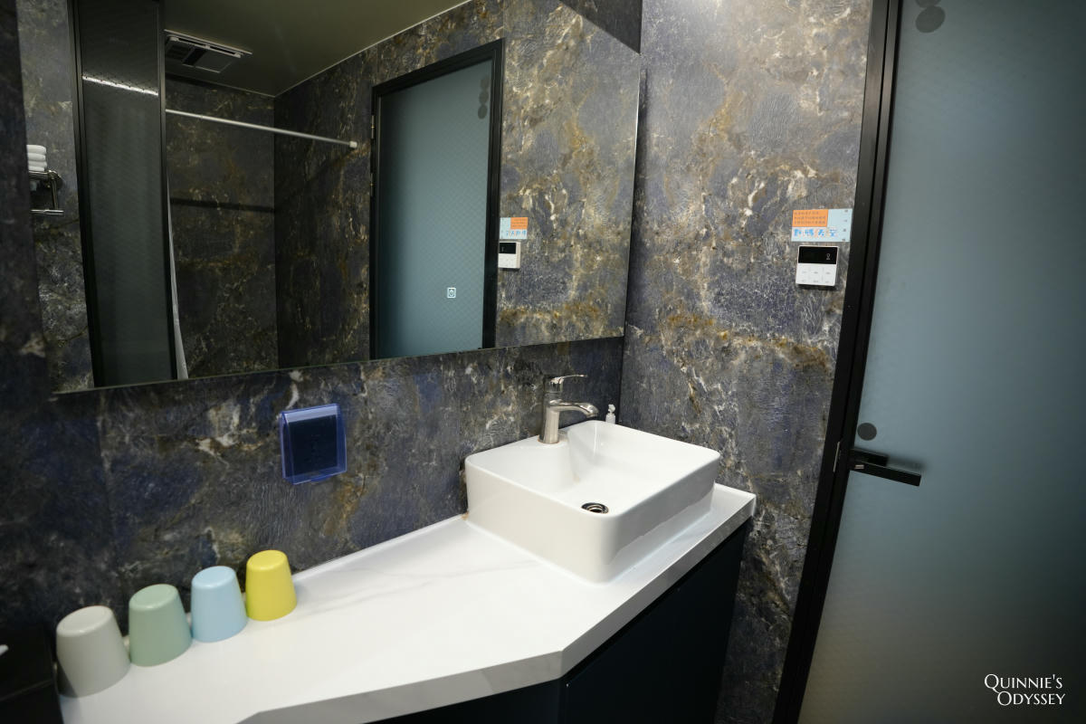 數碼天空太空艙住宿開箱:一泊二食,新竹尖石被群山包圍的秘境 - 第16張圖 數碼天空 太空艙 衛浴