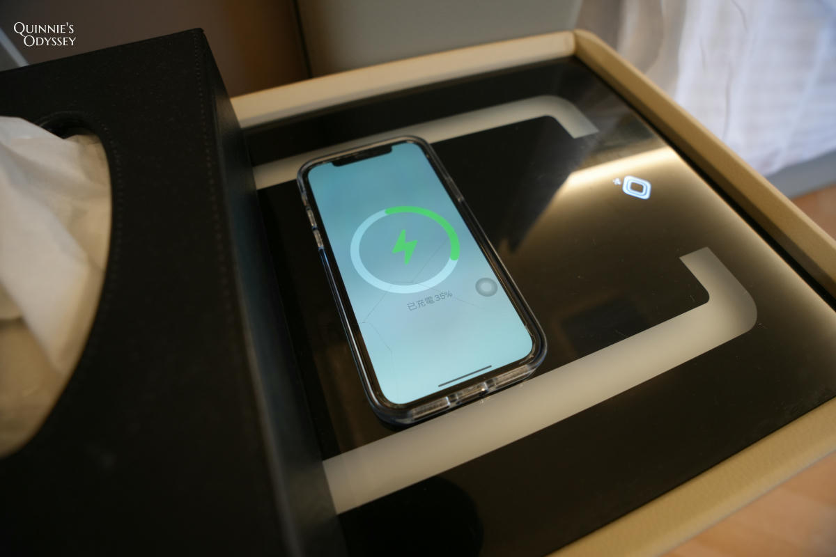 數碼天空太空艙住宿開箱:一泊二食,新竹尖石被群山包圍的秘境 - 第8張圖 數碼天空 太空艙 無線充電