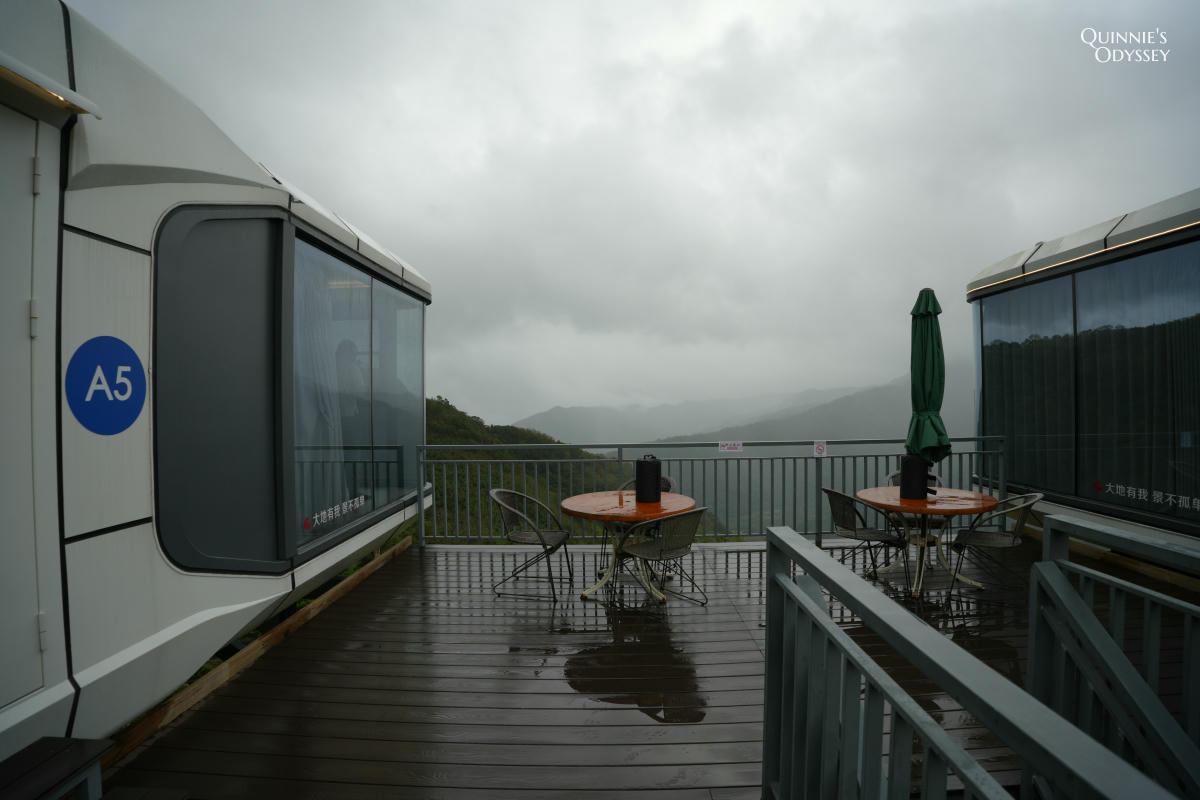 數碼天空太空艙住宿開箱:一泊二食,新竹尖石被群山包圍的秘境 - 第18張圖 數碼天空 太空艙 露台