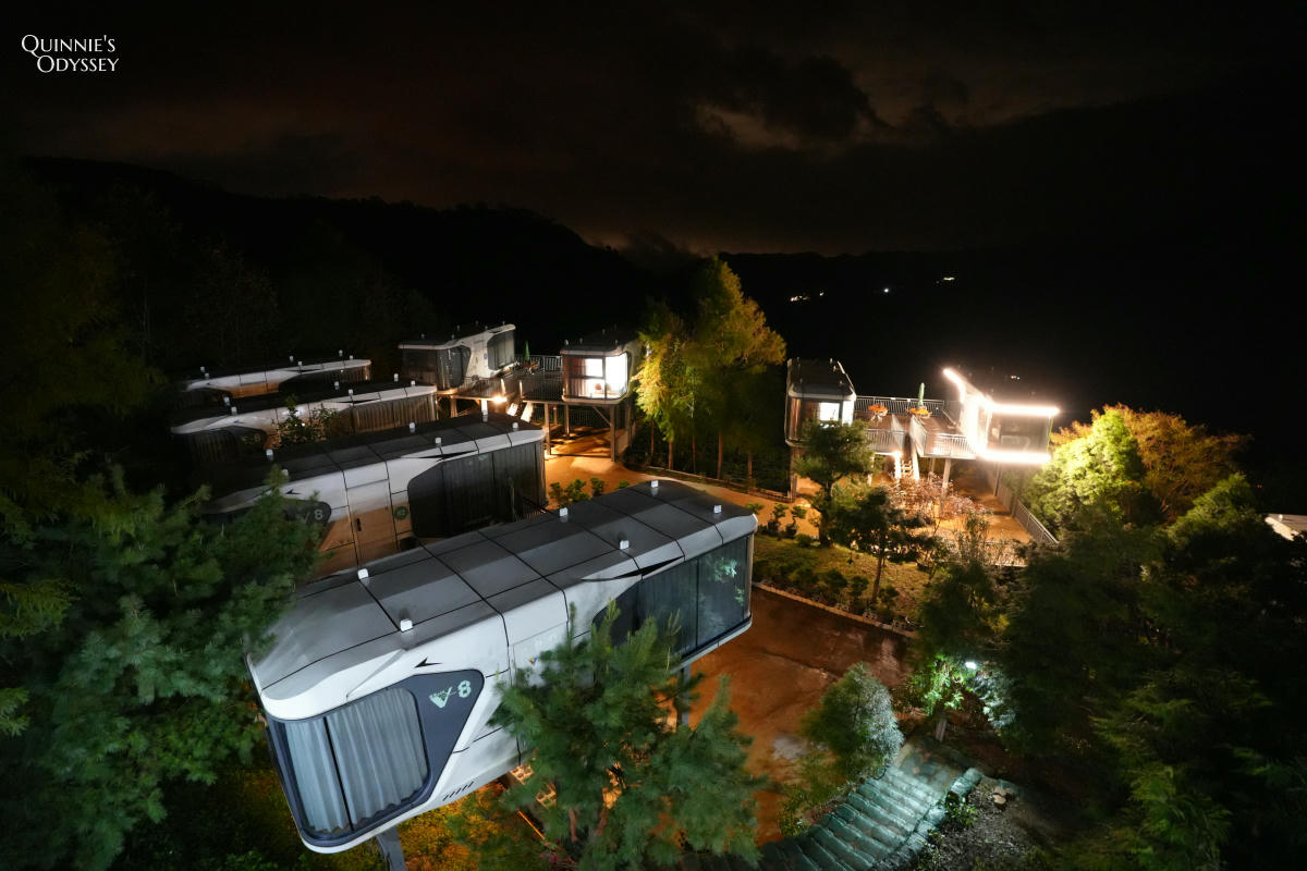 數碼天空太空艙住宿開箱:一泊二食,新竹尖石被群山包圍的秘境 - 第27張圖 數碼天空 太空艙 夜晚