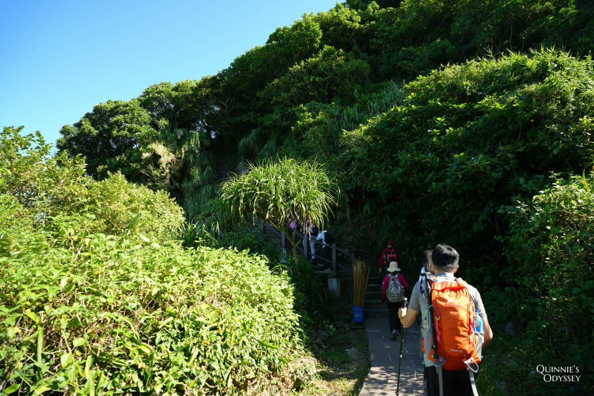 龜山島登島半日遊完整心得:401高地登頂+環湖+坑道+龜山八景 - 第9張圖 龜山島 401高地健行
