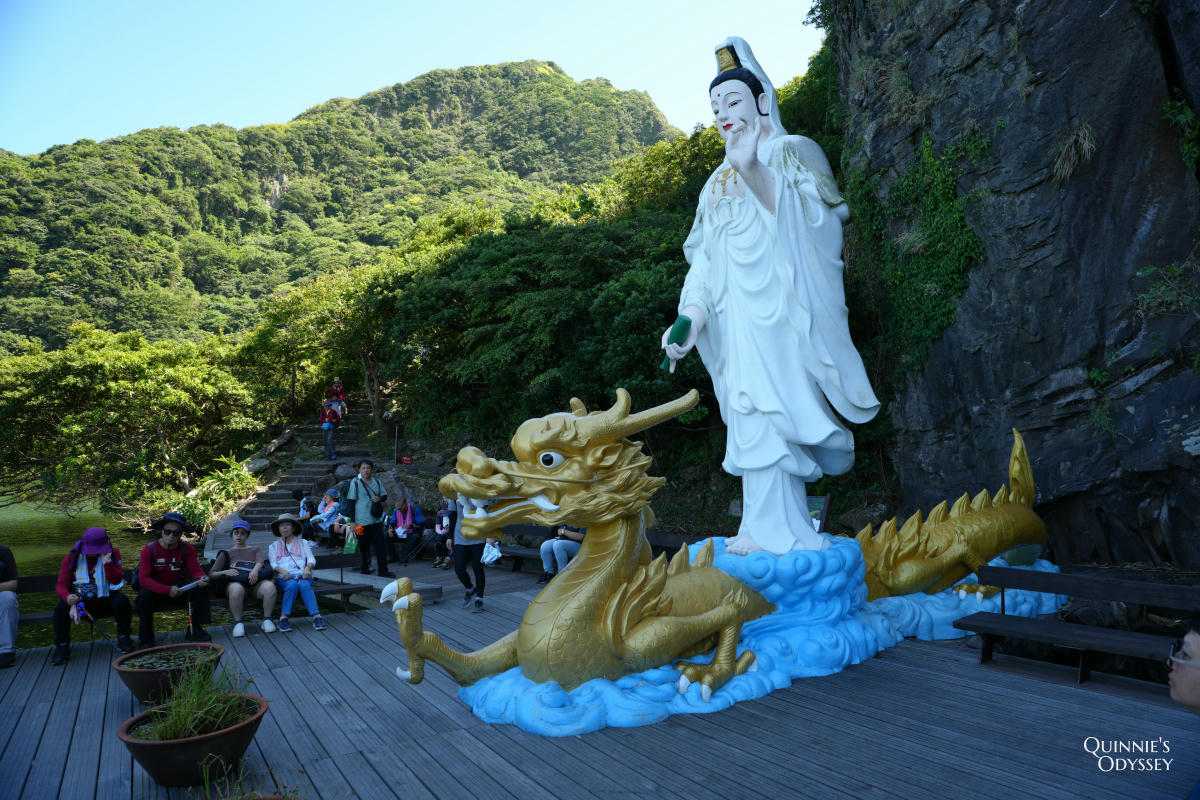 龜山島登島半日遊完整心得:401高地登頂+環湖+坑道+龜山八景 - 第36張圖 龜山島 龜尾湖 騎龍觀音像
