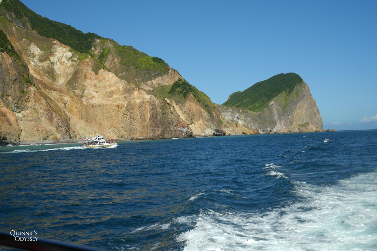 龜山島登島半日遊完整心得:401高地登頂+環湖+坑道+龜山八景 - 第44張圖 搭船環繞龜山島