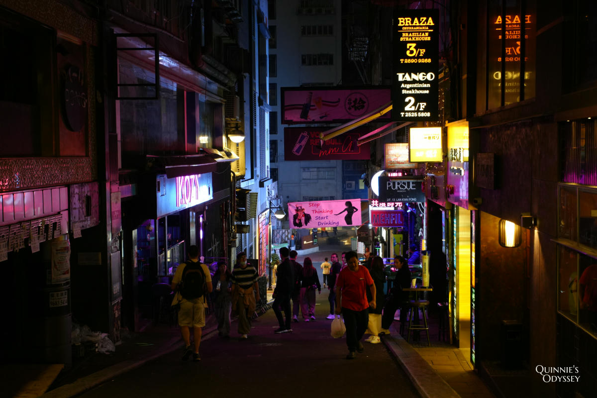 香港太平山夜景全紀錄:纜車怎麼搭?盧吉道觀景臺+維多利亞港夜景一次看 - 第26張圖 蘭桂坊