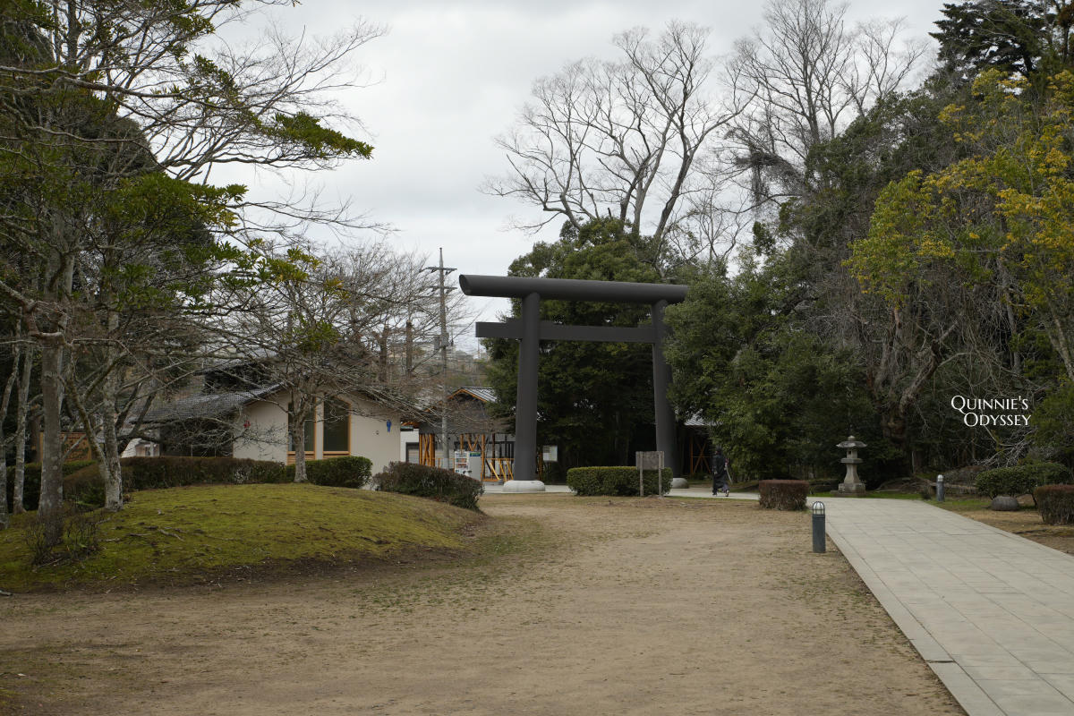 Kashima Jingu: Japan’s Most Powerful Warrior Shrine, Full Travel Guide - 第27張圖 Kashima Jingu, Mitarashi Pond, exit torii