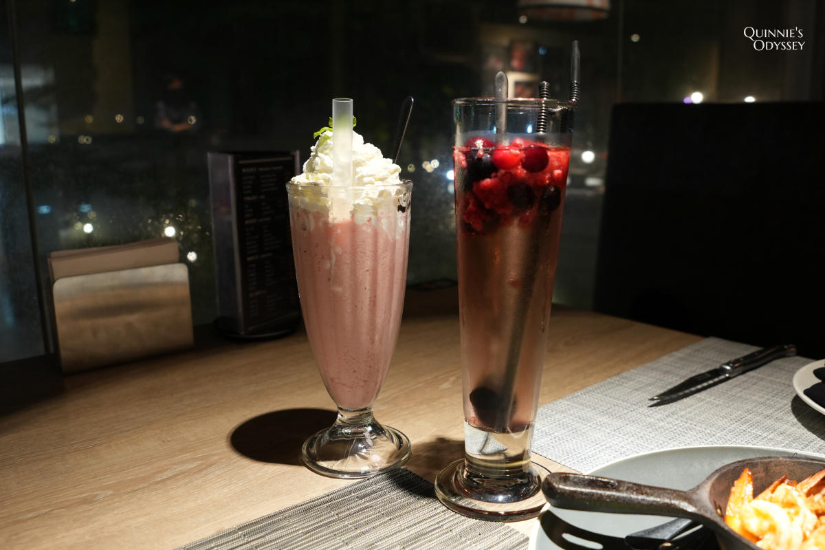 傑克兄弟牛排館 Jack Brothers 台北信義店:高CP值餐廳完整用餐心得 - 第17張圖 傑克兄弟牛排館 桑格利亞水果白酒&草莓奶昔