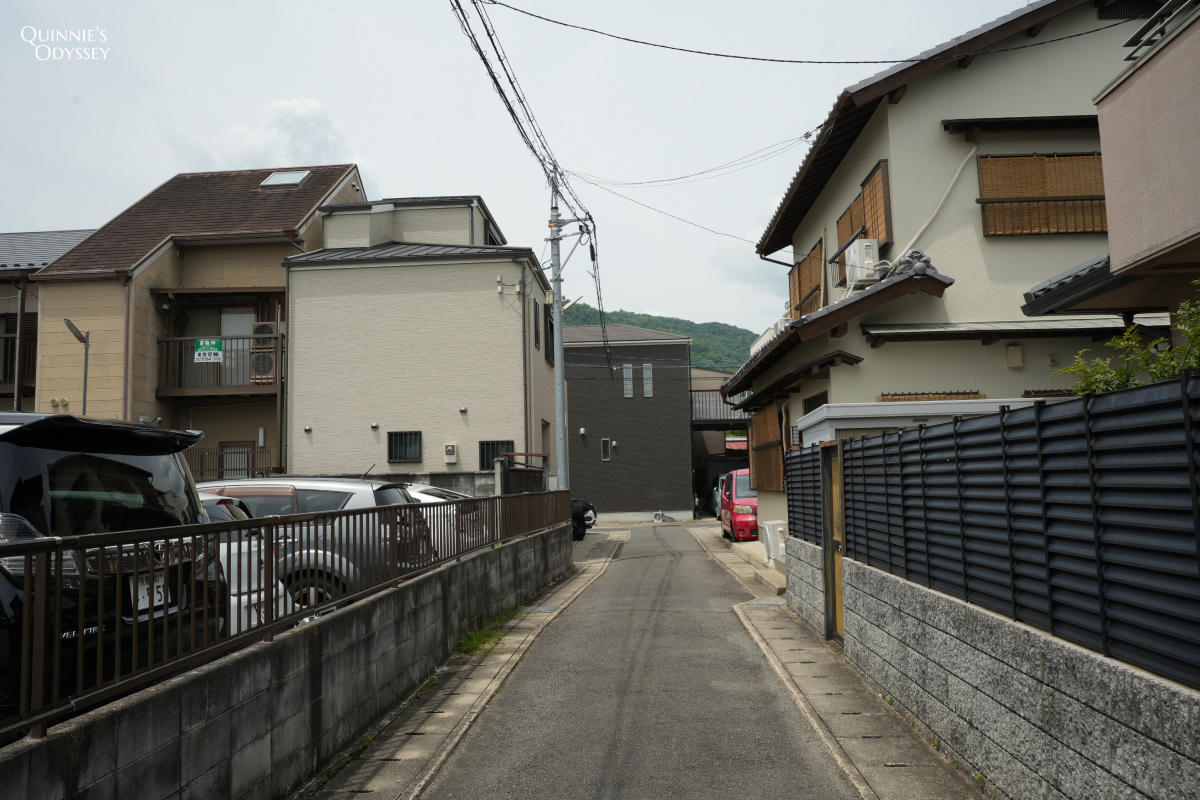 嵐山安倍晴明墓所:陰陽師迷的私房朝聖點,藏在嵯峨野住宅區裡 - 第2張圖 嵐山安倍晴明墓所 住宅區