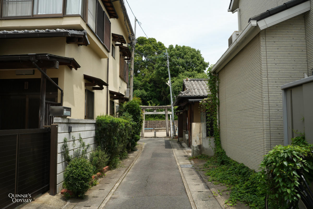 嵐山安倍晴明墓所:陰陽師迷的私房朝聖點,藏在嵯峨野住宅區裡 - 第3張圖 角倉稲荷神社