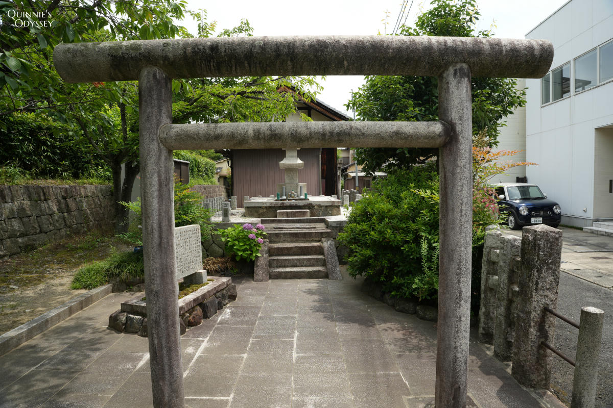 嵐山安倍晴明墓所:陰陽師迷的私房朝聖點,藏在嵯峨野住宅區裡 - 第6張圖 嵐山安倍晴明墓所