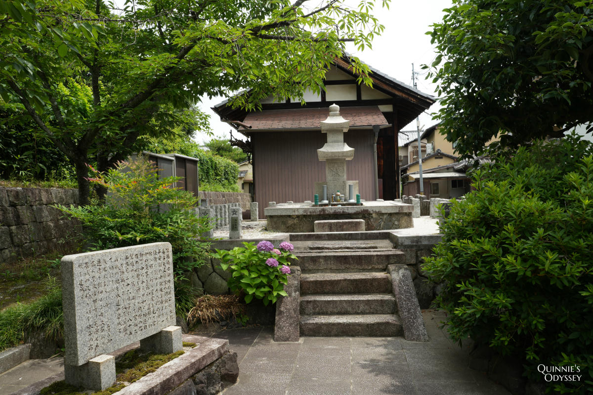 嵐山安倍晴明墓所:陰陽師迷的私房朝聖點,藏在嵯峨野住宅區裡 - 第7張圖 嵐山安倍晴明墓所
