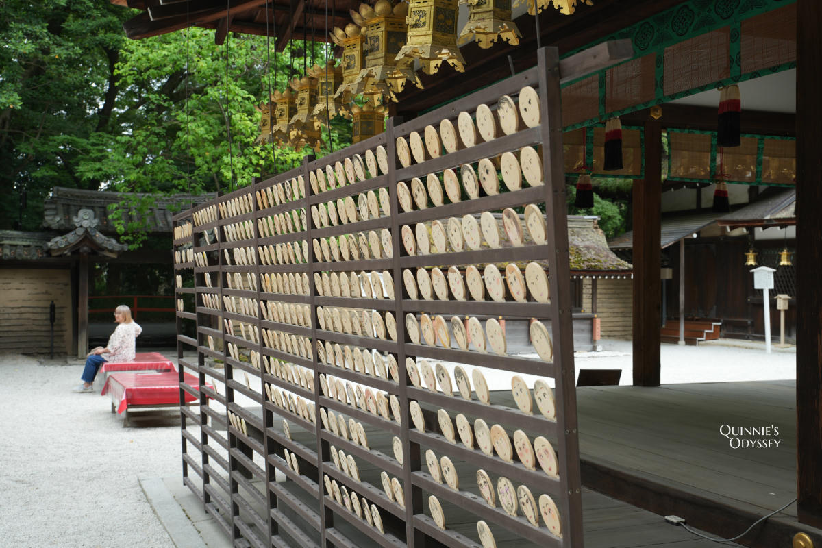 京都河合神社 鏡繪馬 把繪馬插在奉納台上