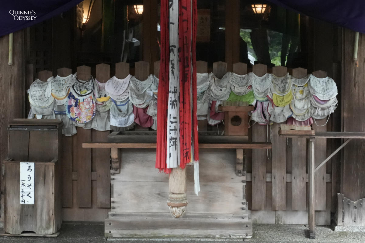 京都三宅八幡宮:兒童守護神、狛鳩、鴿子御神籤一次看 - 第17張圖 京都三宅八幡宮 本殿裡的肚兜牆