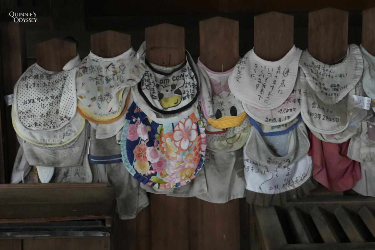 京都三宅八幡宮:兒童守護神、狛鳩、鴿子御神籤一次看 - 第18張圖 京都三宅八幡宮 本殿裡的肚兜牆