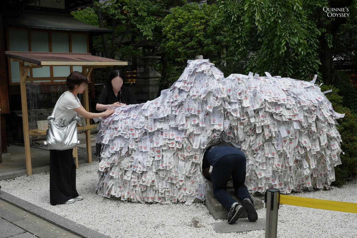 安井金比羅宮:京都最熱門的斷惡緣神社,供奉日本三大怨靈的緣切聖地 - 第10張圖 安井金比羅宮 穿越石碑的縁切り儀式