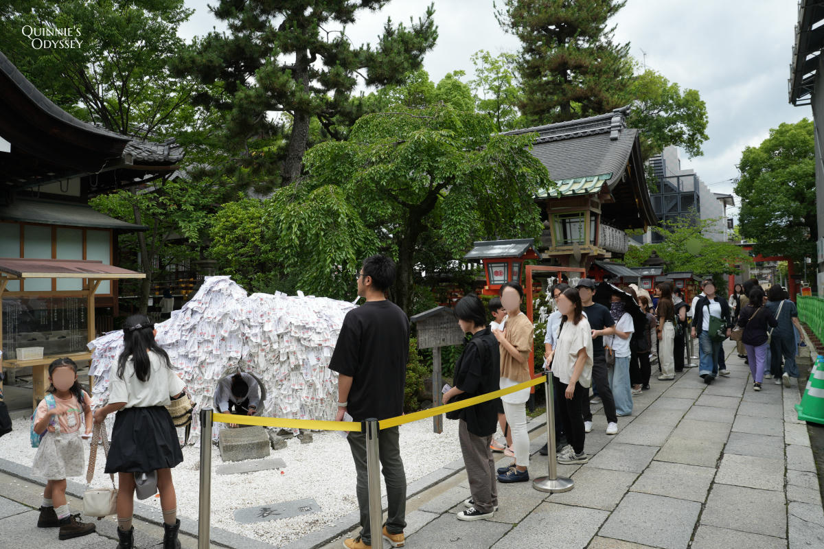 安井金比羅宮:京都最熱門的斷惡緣神社,供奉日本三大怨靈的緣切聖地 - 第8張圖 安井金比羅宮 穿越石碑的縁切り儀式