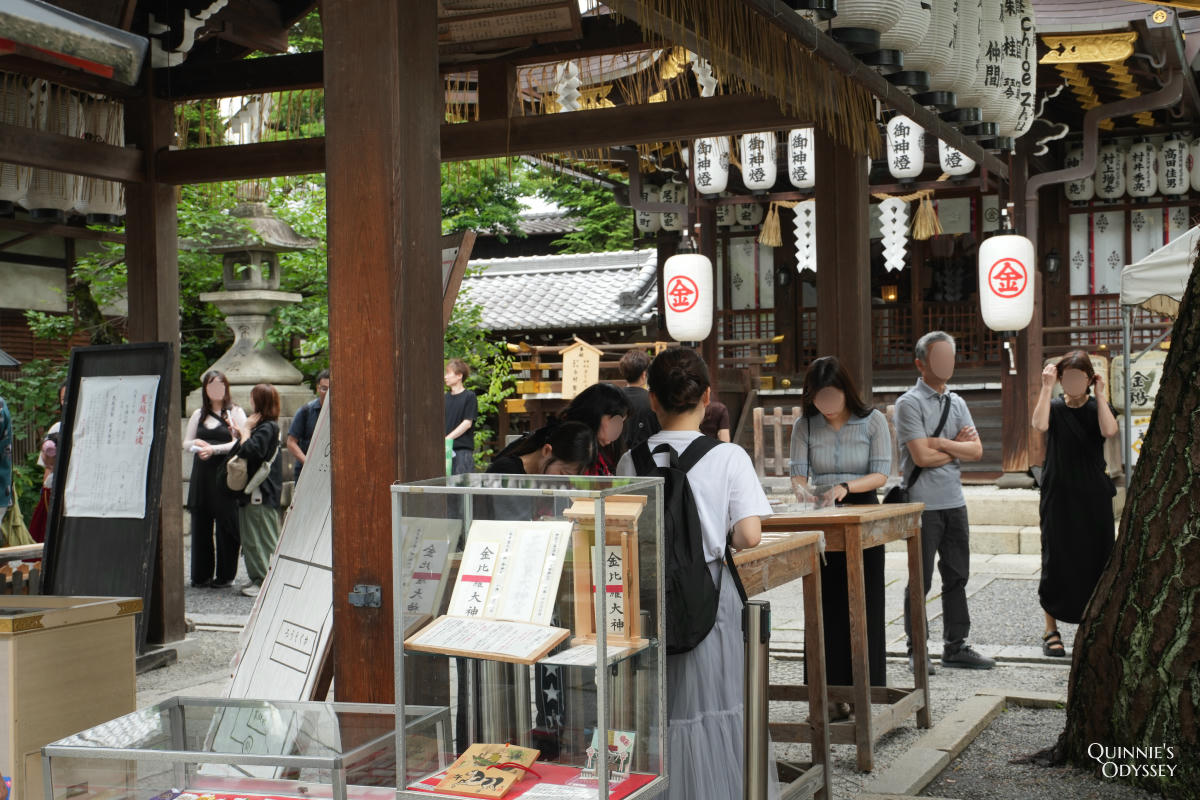 安井金比羅宮:京都最熱門的斷惡緣神社,供奉日本三大怨靈的緣切聖地 - 第9張圖 安井金比羅宮 穿越石碑的縁切り儀式