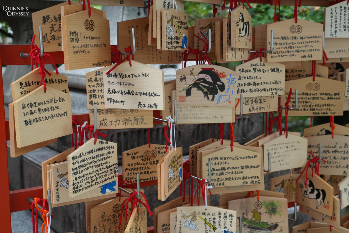 安井金比羅宮:京都最熱門的斷惡緣神社,供奉日本三大怨靈的緣切聖地 - 第12張圖 安井金比羅宮 繪馬隧道