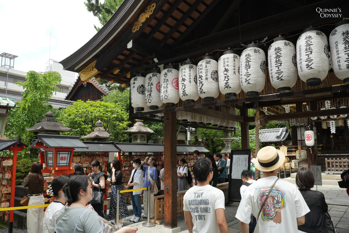 安井金比羅宮:京都最熱門的斷惡緣神社,供奉日本三大怨靈的緣切聖地 - 第11張圖 安井金比羅宮 本殿、繪馬隧道