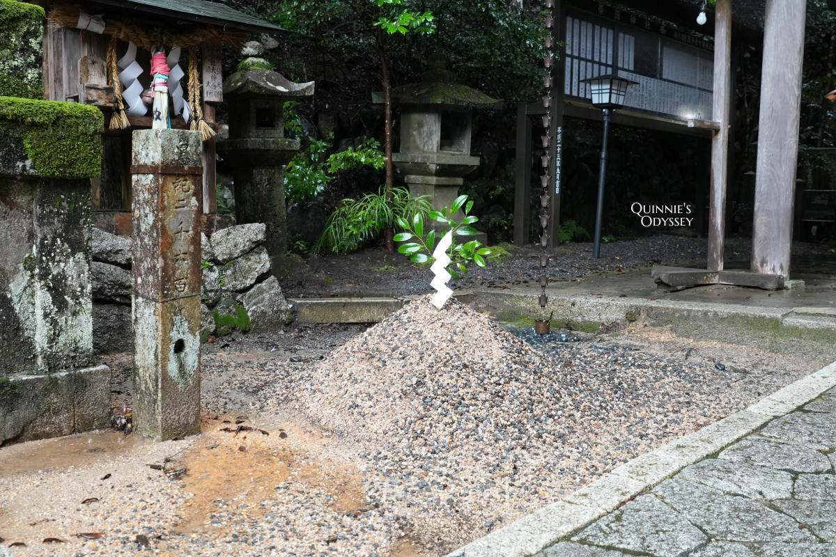 崇道神社 本殿 錐形盛砂