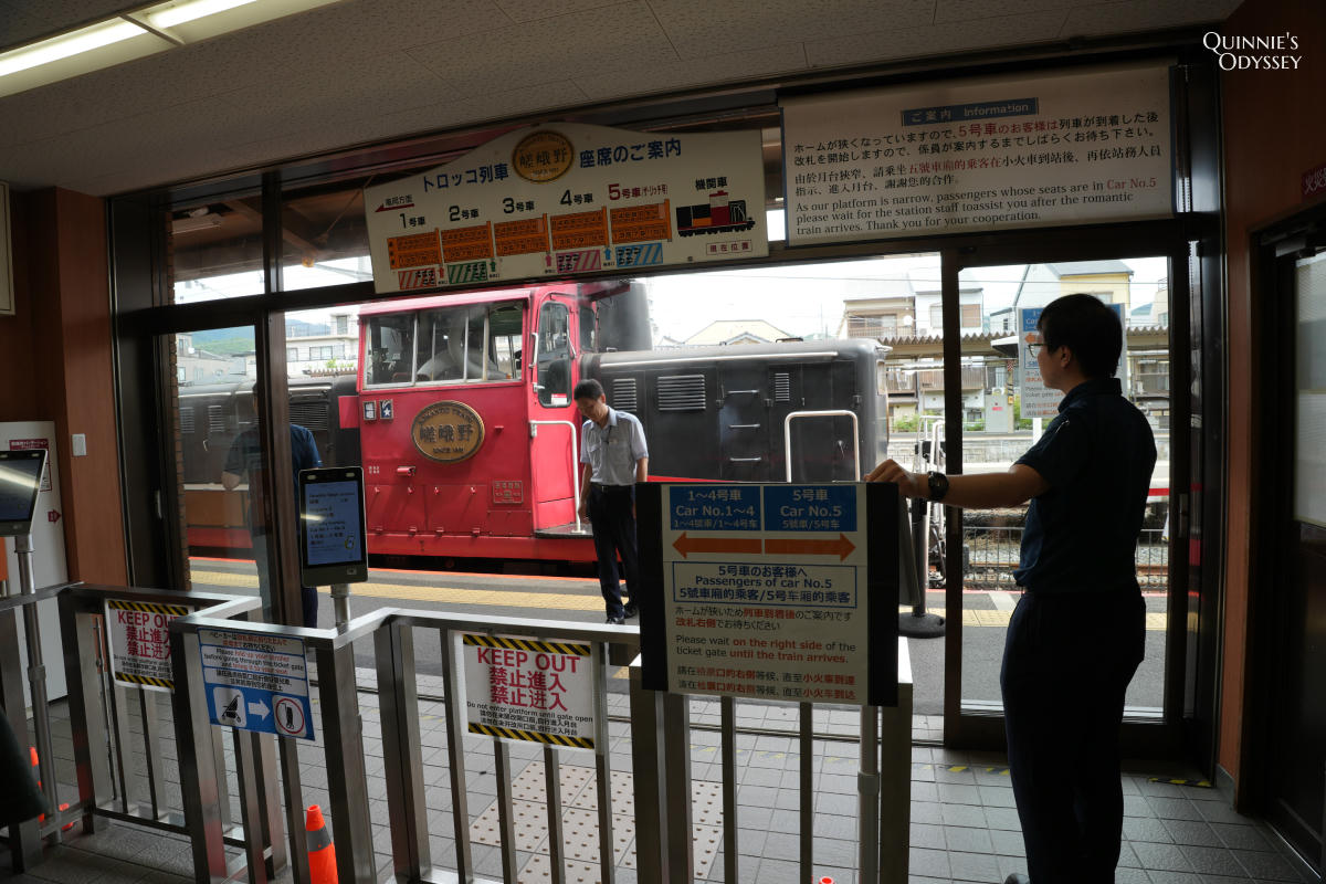 嵐山小火車完整攻略:訂票教學、座位選擇、路線安排一次搞定 - 第12張圖 嵐山小火車 月台