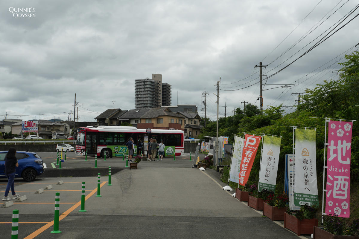 嵐山小火車完整攻略:訂票教學、座位選擇、路線安排一次搞定 - 第24張圖 嵐山小火車 龜岡站 巴士站 停車場