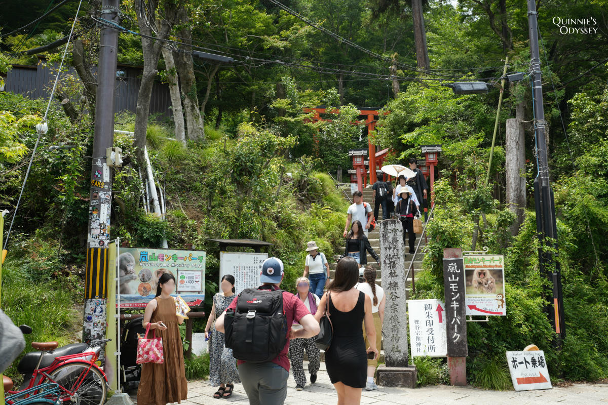 嵐山猴子公園完整攻略:門票交通、爬山路況、山頂景觀一次整理 - 第3張圖 前往嵐山猴子公園,櫟谷宗像神社
