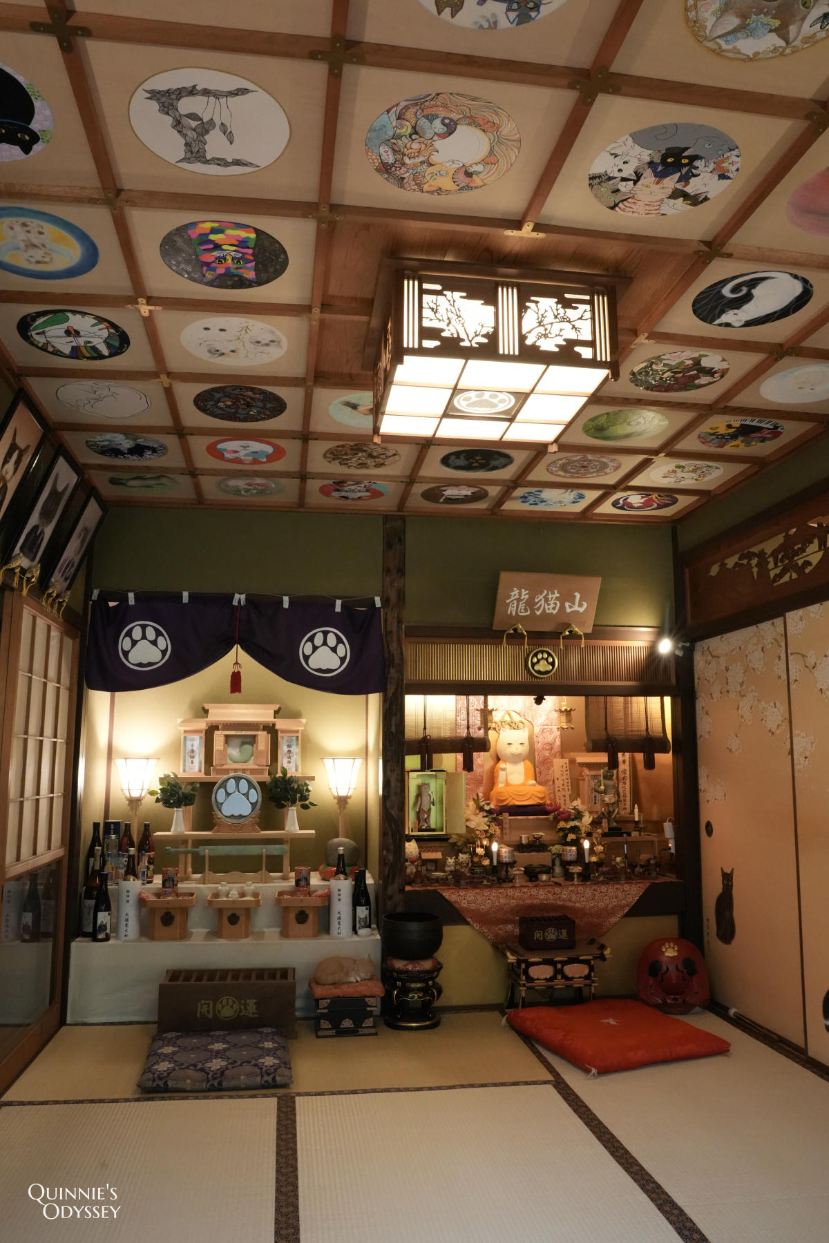 京都貓貓寺:貓奴必訪寺院型美術館,每個角落都是貓咪藝術 - 第17張圖 京都 貓貓寺 本堂與大日貓來 44人奉納天井畫