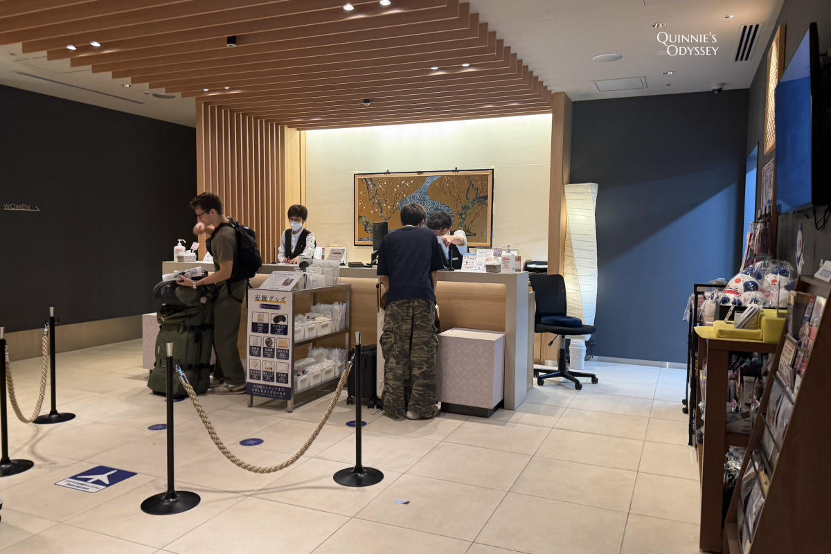 關西機場 First Cabin 住宿心得,深夜抵達、早班機都適合 - 第12張圖 關西機場 First Cabin 櫃檯大廳