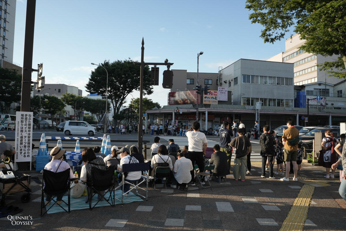 青森睡魔祭2026:交通、觀賞席實拍心得、跳人體驗完整指南 - 第4張圖 青森睡魔祭 路邊免費觀賞