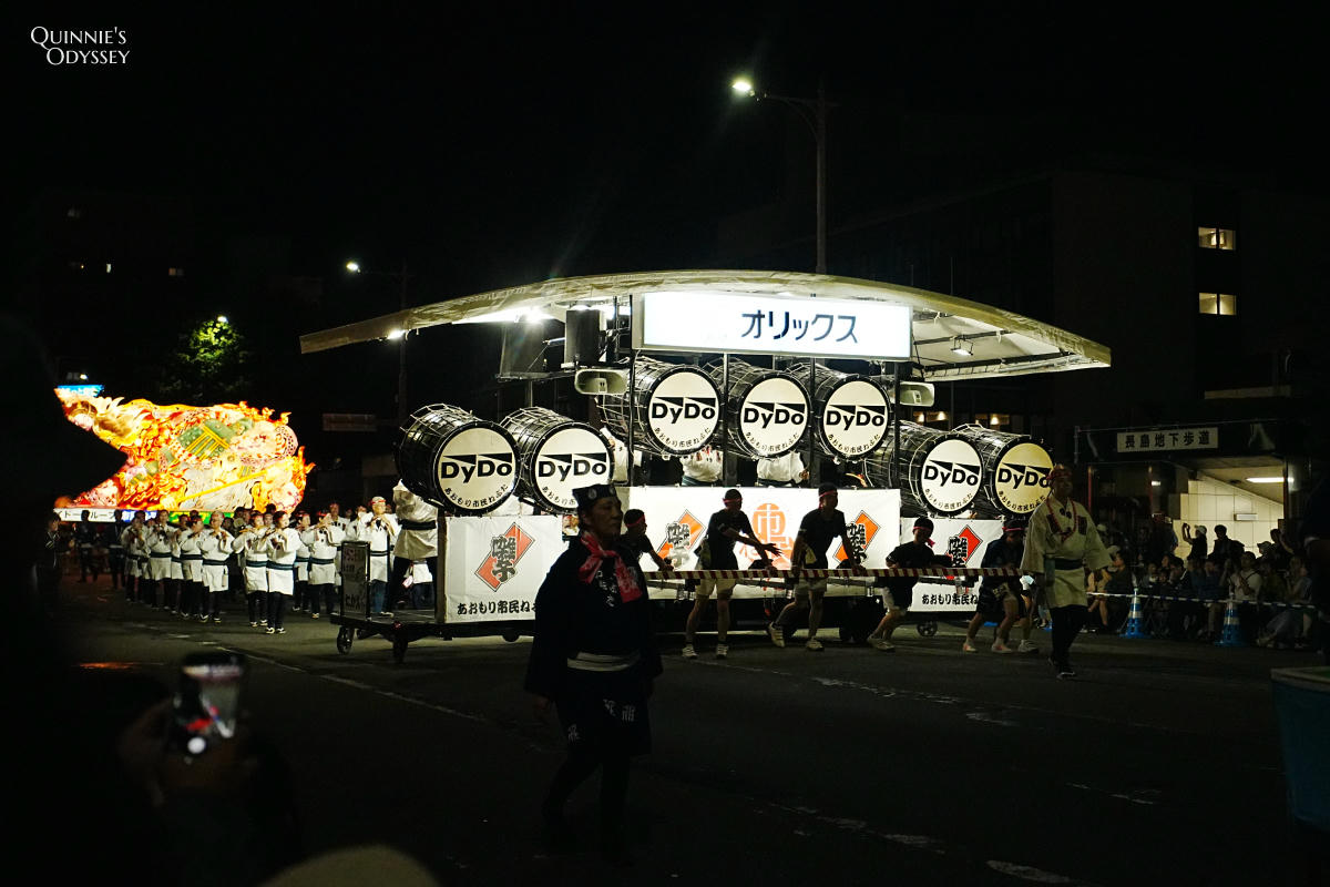 青森睡魔祭2026:交通、觀賞席實拍心得、跳人體驗完整指南 - 第13張圖 青森睡魔祭 囃子樂隊